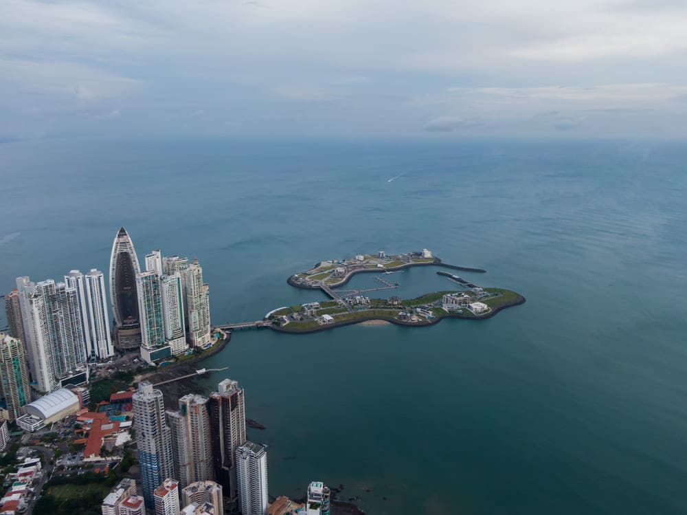 Why has Panama become a popular retirement destination?