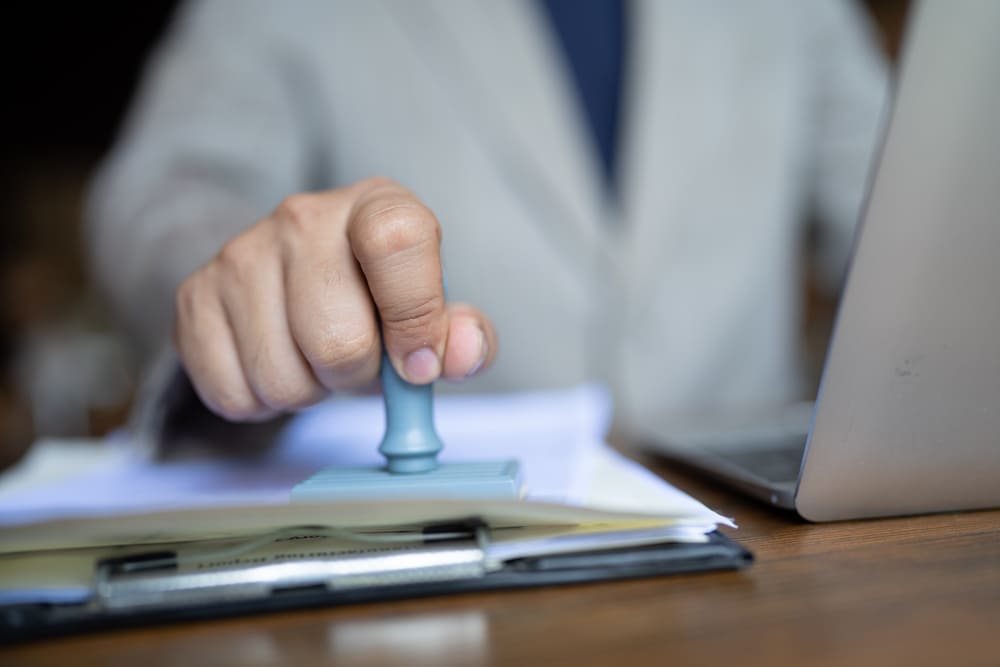como las certificaciones empresariales garantizan la calidad y el cumplimiento normativo