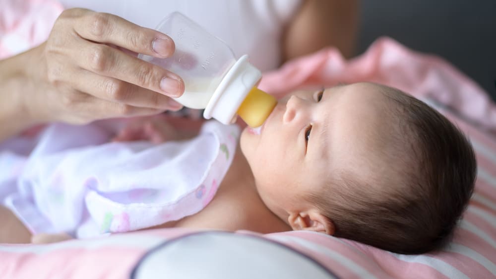 Cómo aliviar molestias gastrointestinales en recién nacidos