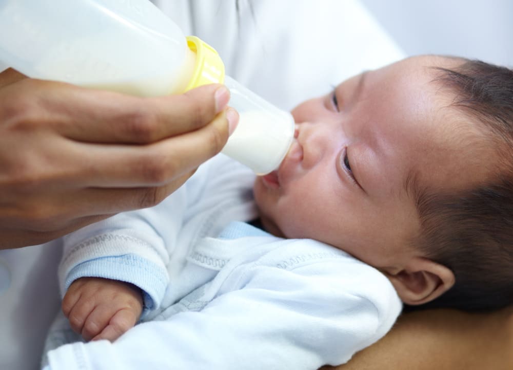 Cómo aliviar molestias gastrointestinales en recién nacidos