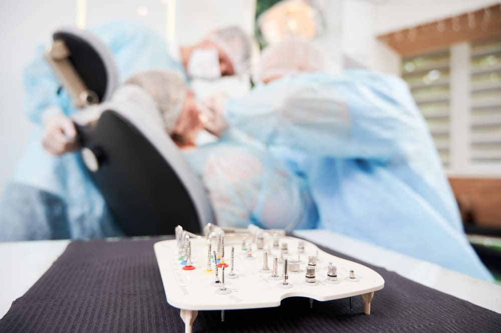 Atención especializada para encías dañadas en periodoncia en Panamá