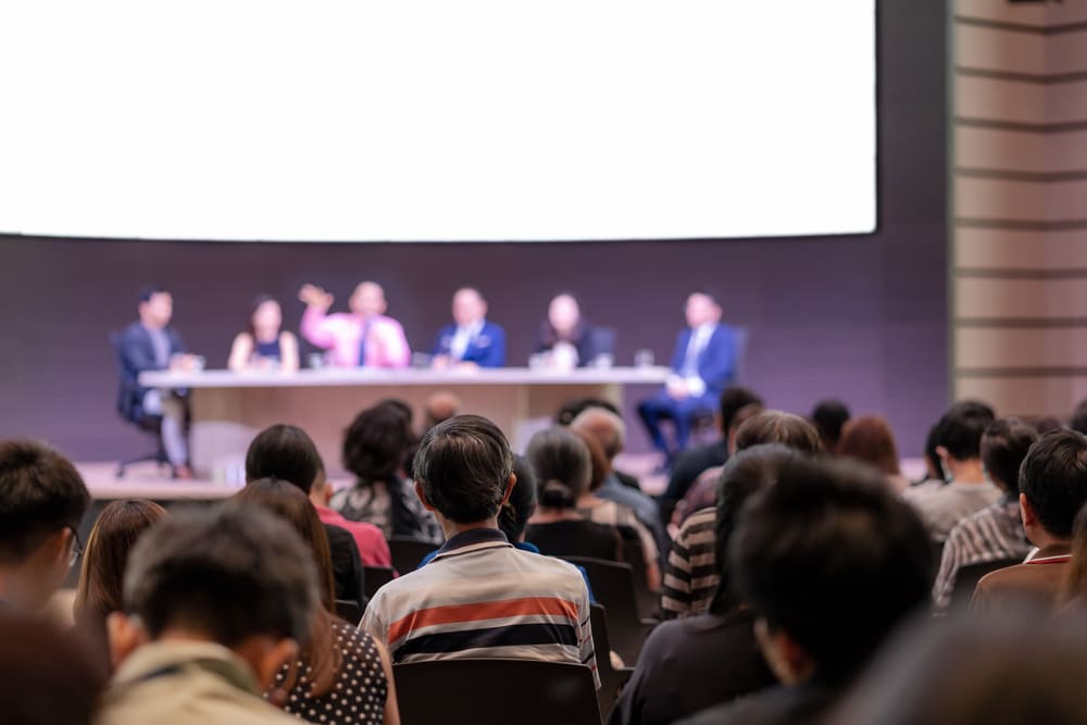 Cómo elegir un conferencista que combine humor y creatividad para eventos corporativos
