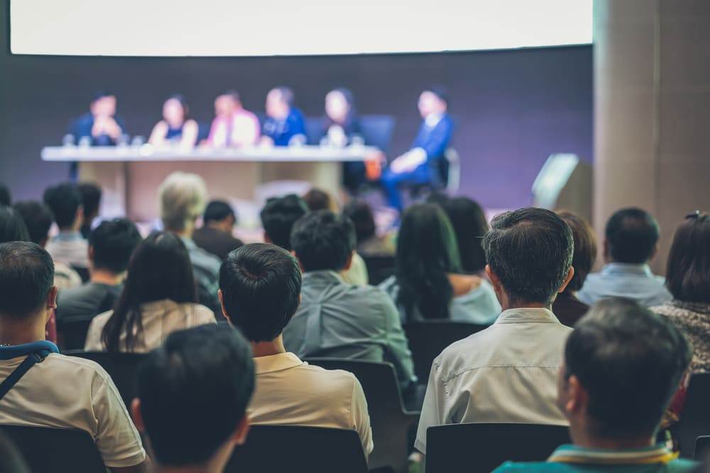 Eventos corporativos con conferencistas que enseñan liderazgo desde la pista