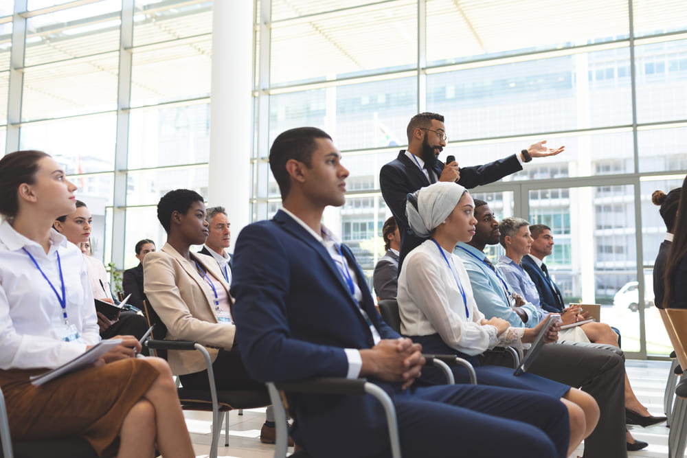 Recomendaciones para elegir un conferencista que genere entretenimiento y motivación