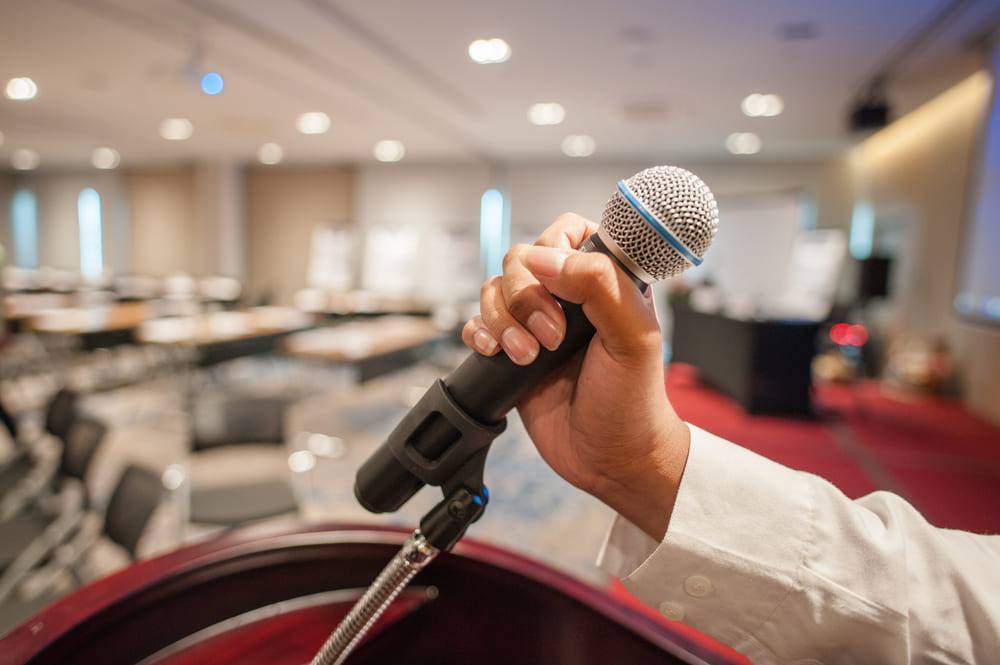 Aspectos esenciales para seleccionar al conferencista ideal en eventos de fin de año